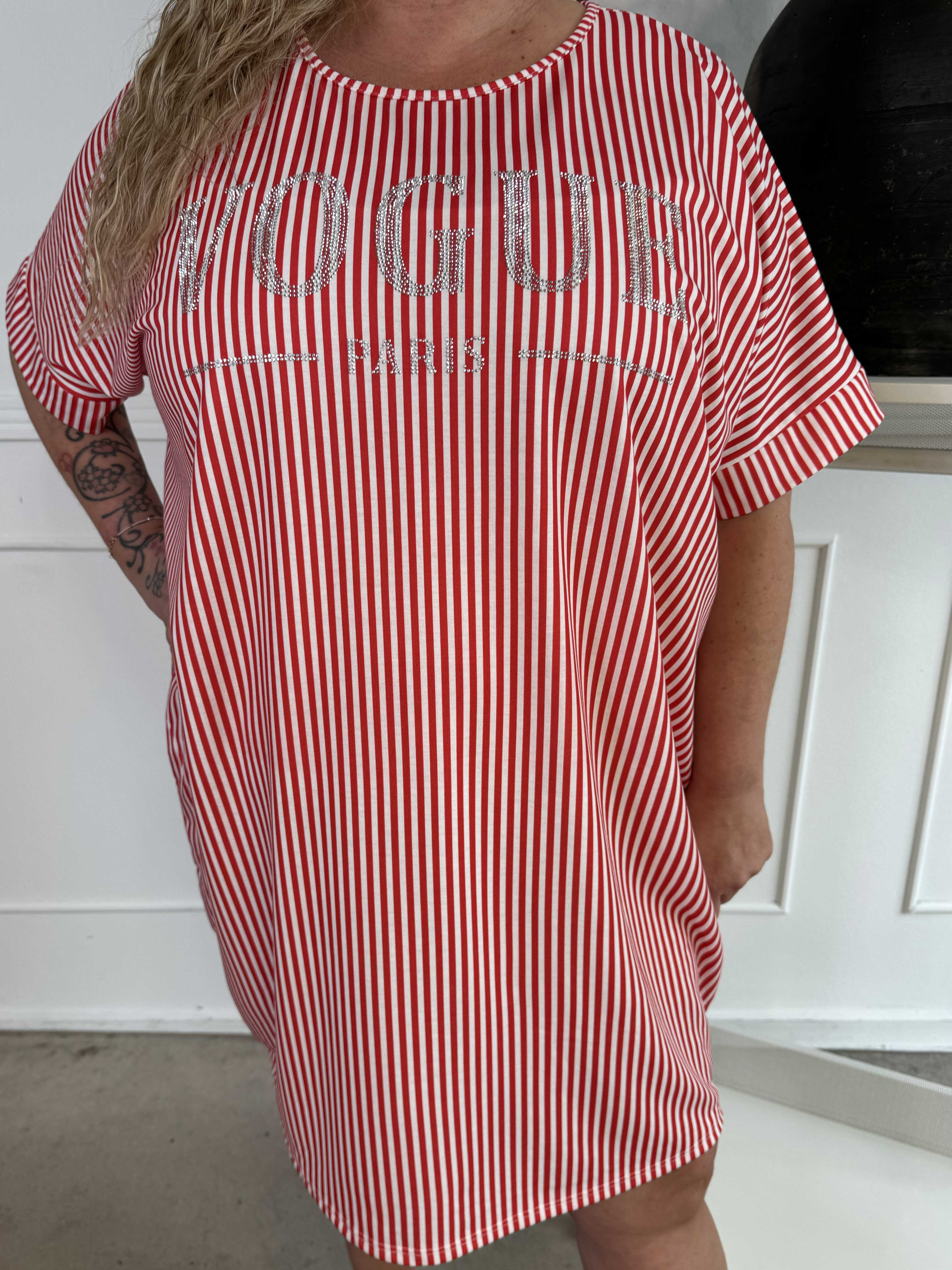 Mintu Stripe Dress - Plus size randig klänning i bomull med similisten